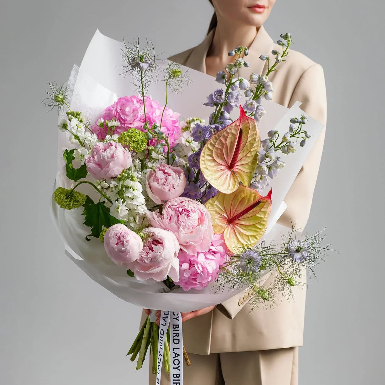 ‘Air Kiss’ de nuestra línea de autor — pocas flores, paleta empolvada y aire deliberado: el acorde que el estilo coreano volvió global