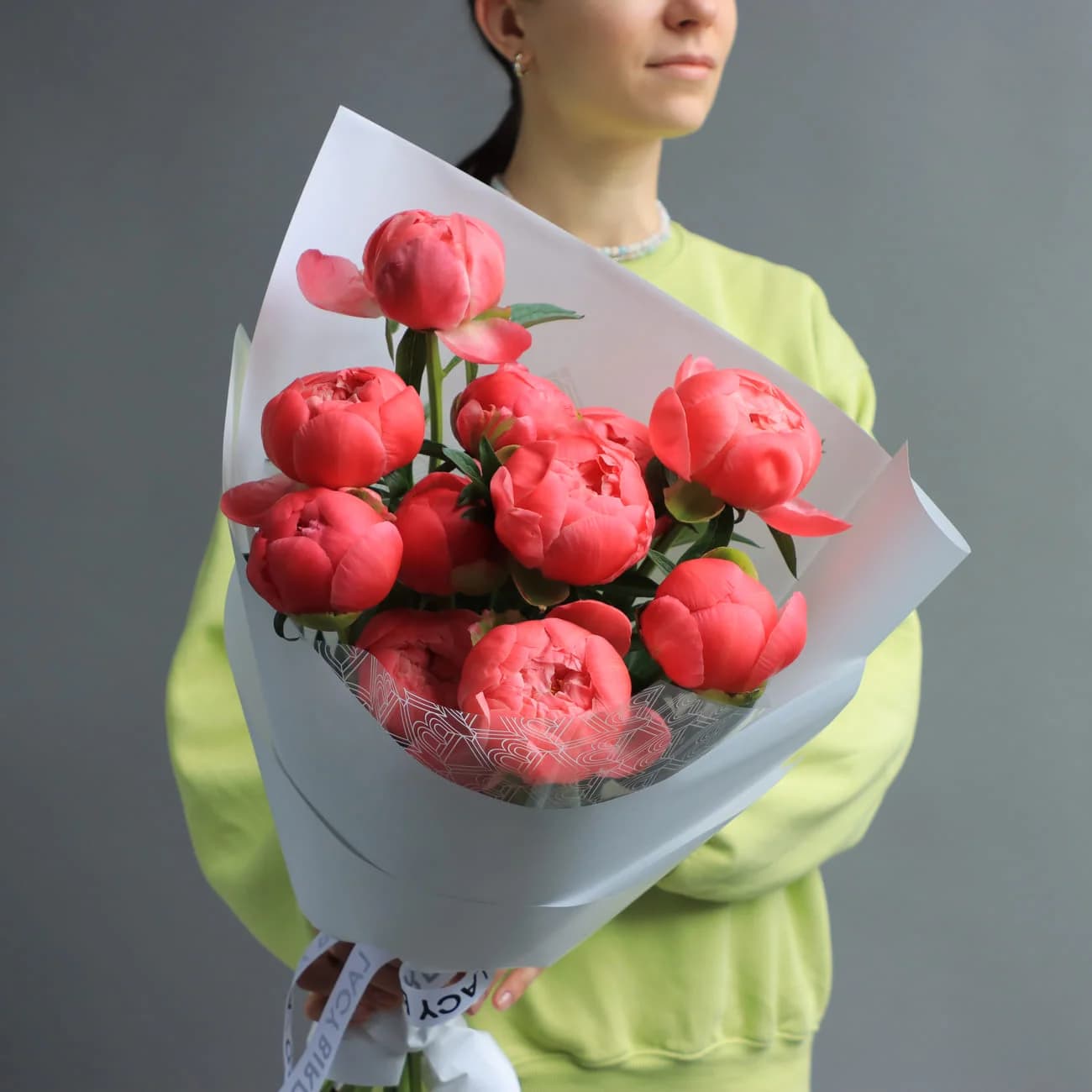 Coral Charm — otevírá se korálově, během svatebního dne bledne do broskvové; nevěsty buď tu proměnu milují, nebo o ní musejí vědět předem