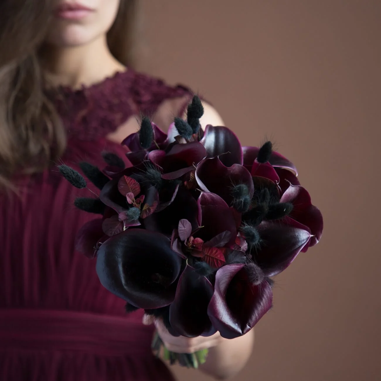 Kytice nevěsty „Black Callas" z našeho studia — zakřivené stonky kal jsou klasickou ohniskovou květinou položenou podél linie toku kaskády