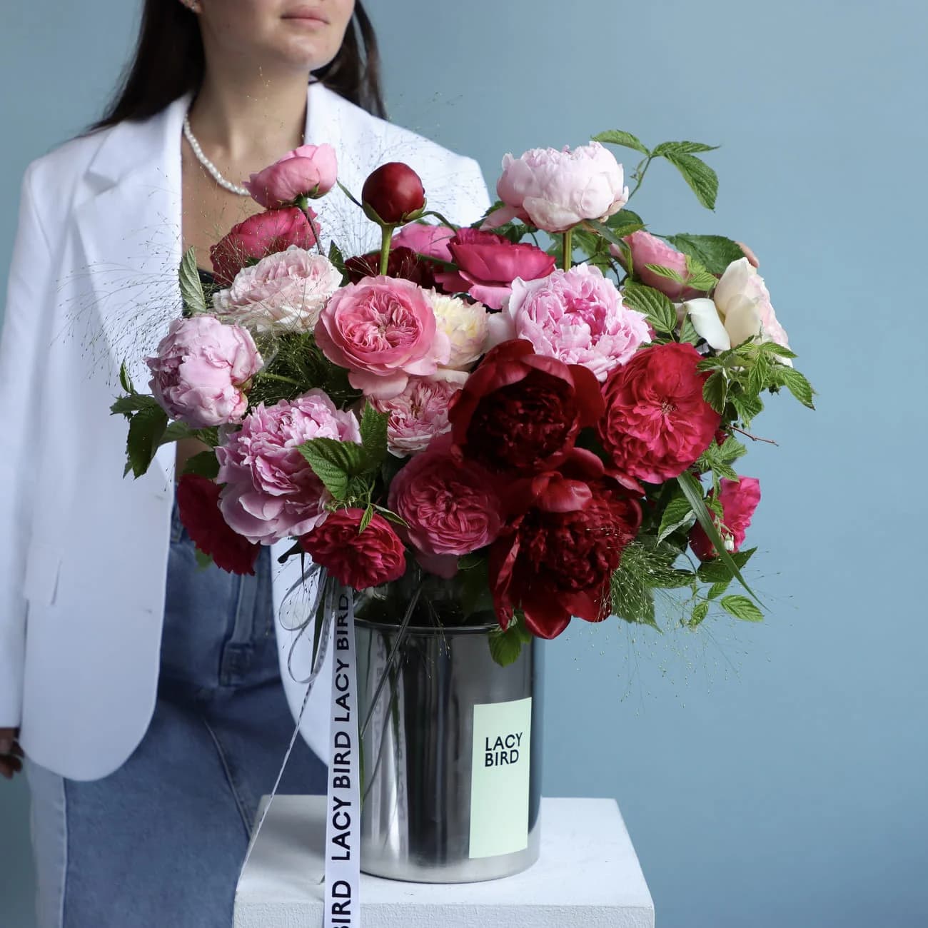 Composizione con latteria dallo studio — stessi fiori, stesso contenitore, alimentazione diversa: la differenza si vede già al terzo giorno