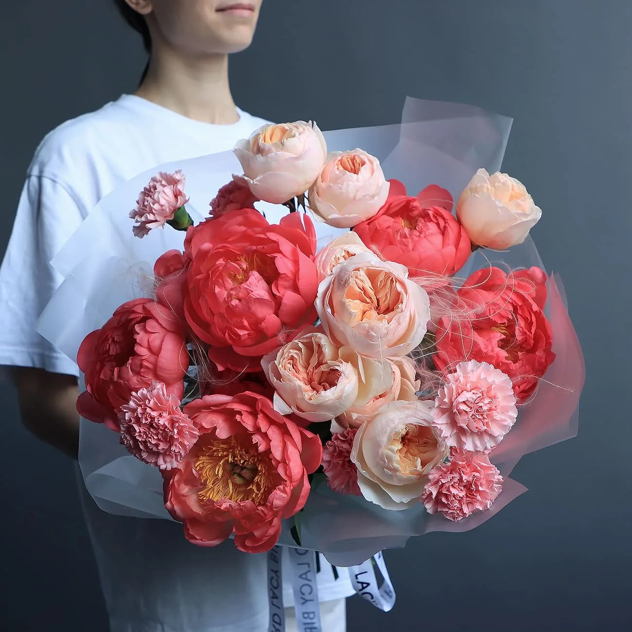 Le trio « Hot July » de notre studio — la palette saturée de plein été que les dahlias ancrent