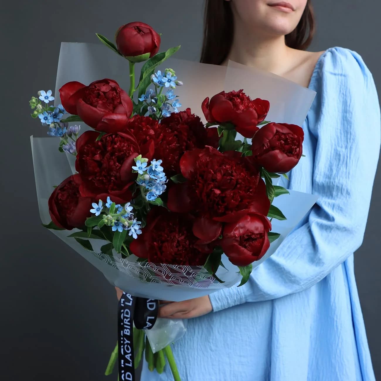 Duo „Ripe Cherry" — červený rejstřík bez jediné klišé růže na dohled