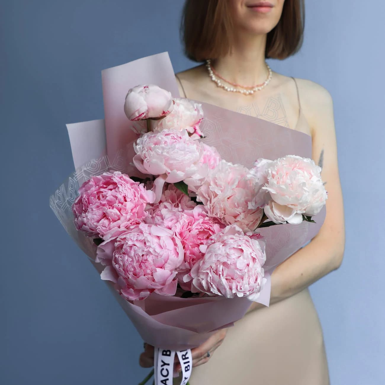 Rosa Pfingstrosen-Mono-Blumenstrauß aus unserer Kollektion – wenn die Familie freudig auf Tradition setzt, ist ein sattes Statement besser als eine thematische Mischung