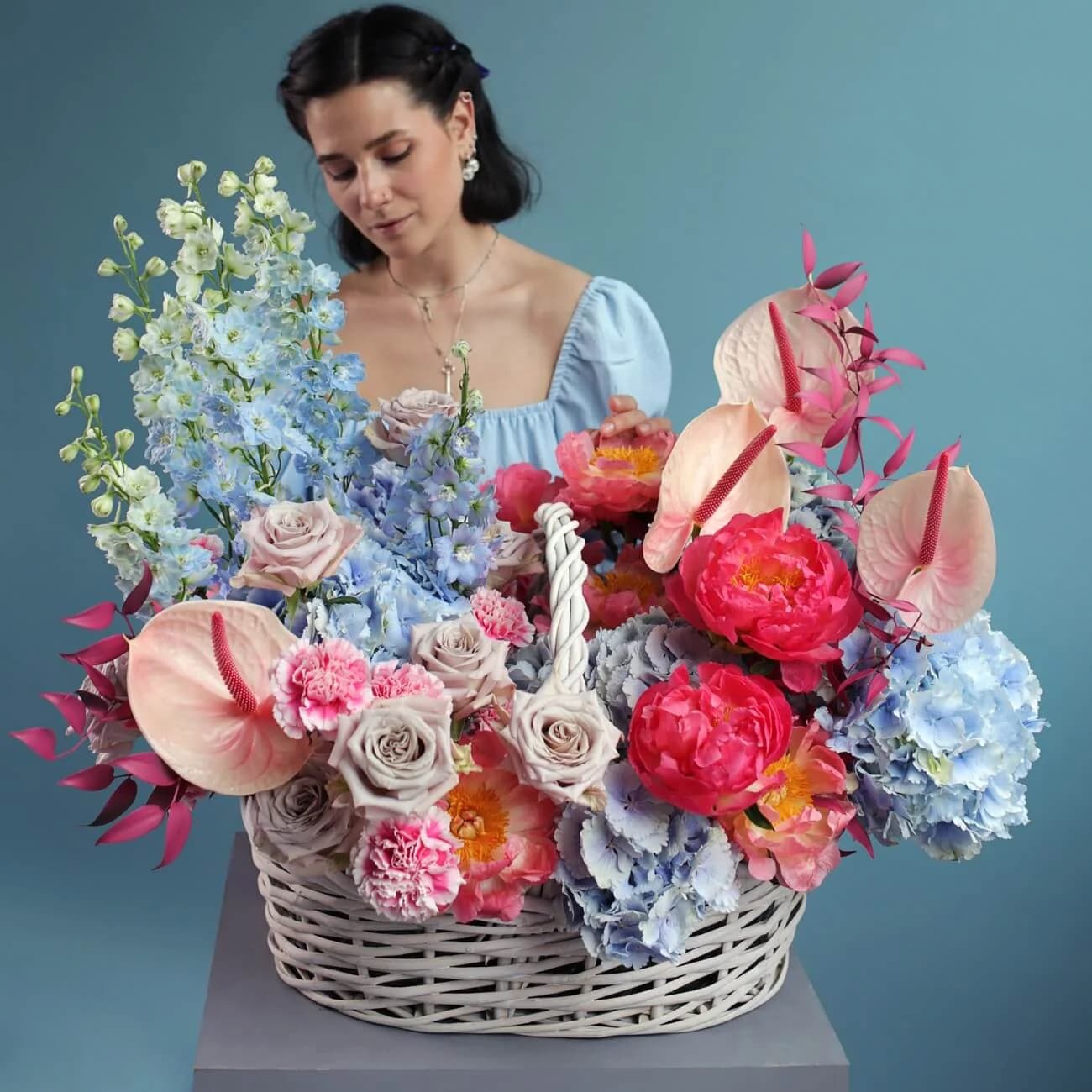 Corbeille de pivoines « Shadows in Paradise » — la chaleur de l’osier est intégrée à la palette plutôt que combattue