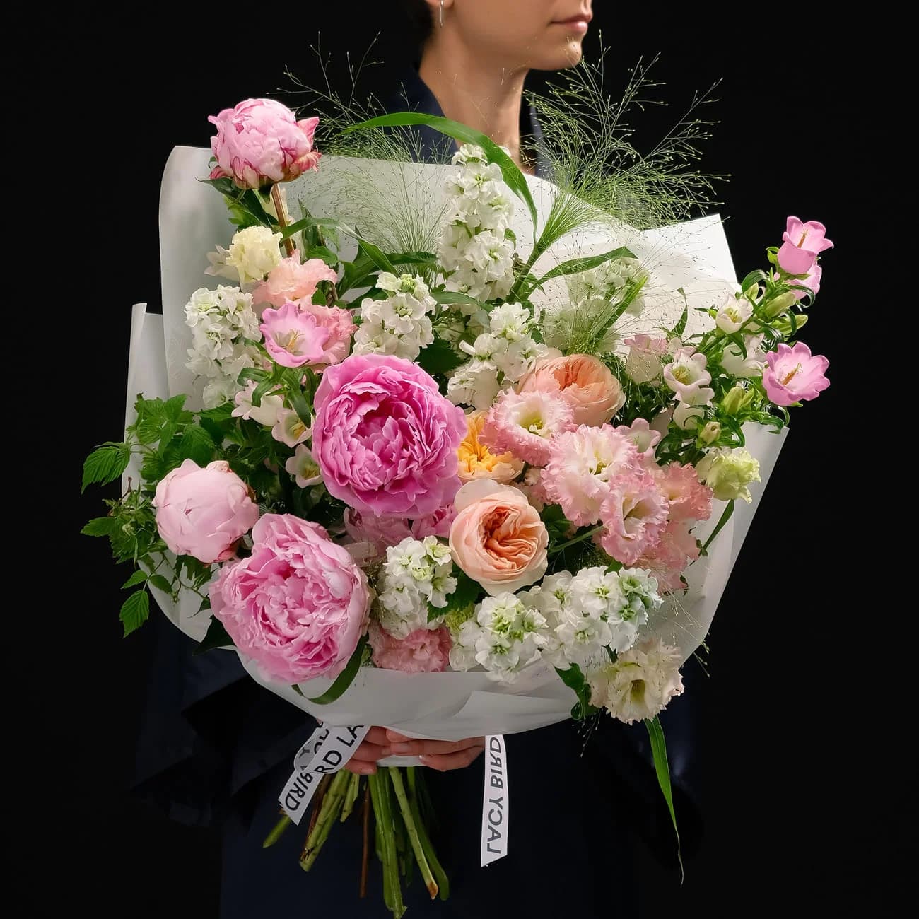 «Full Bloom» из нашей линии chinoiserie — тот editorial-регистр, который это поколение дизайнеров сделало мейнстримом