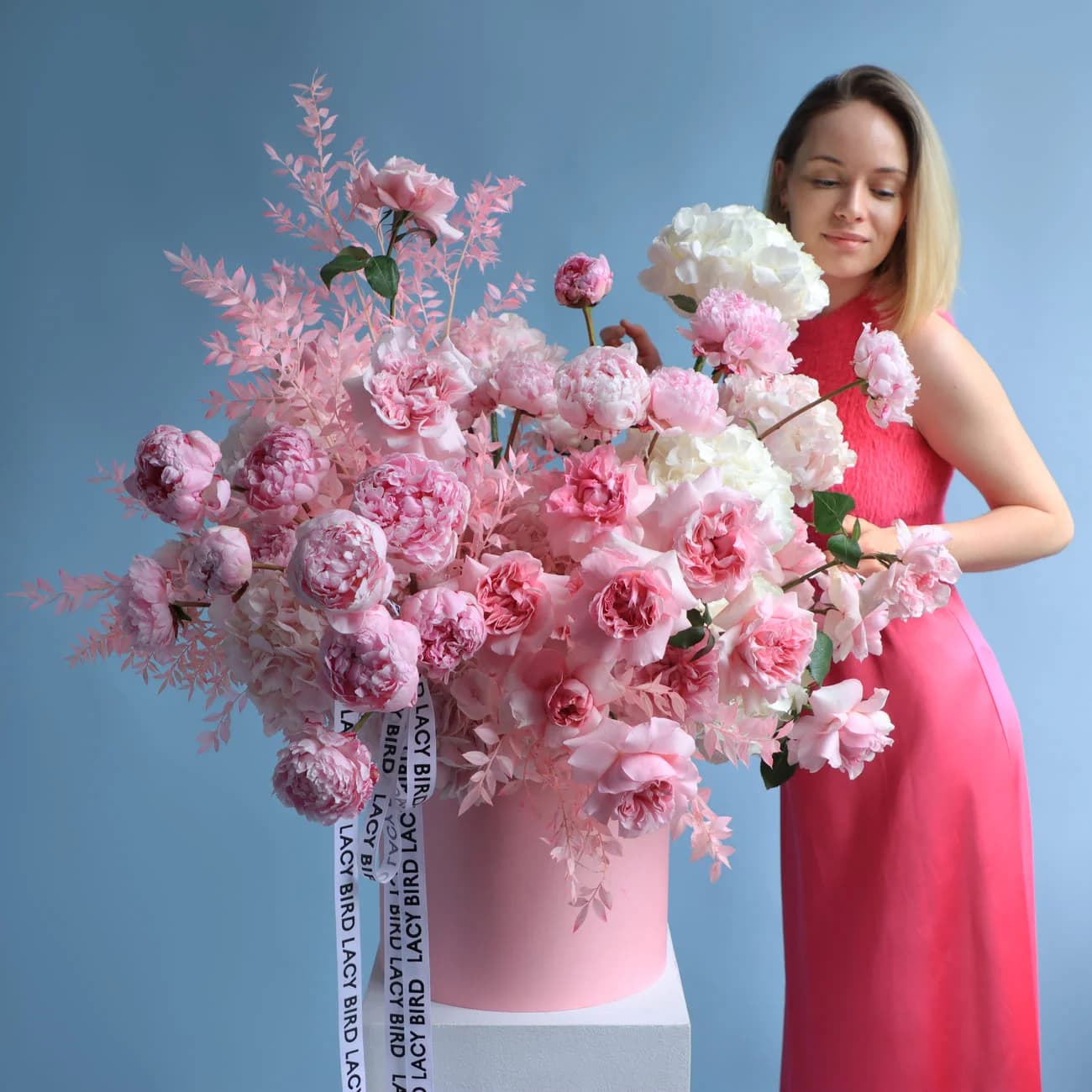 Пионовая коробка «Barbie’s Dream» — формат, который превращает большое число в предмет интерьера, а не в нагрузку на предплечье