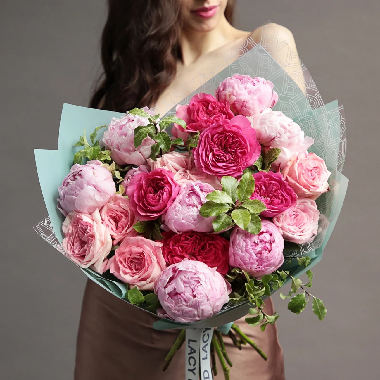 Dueto de peônias e rosas de jardim — hastes premium exigem contas premium