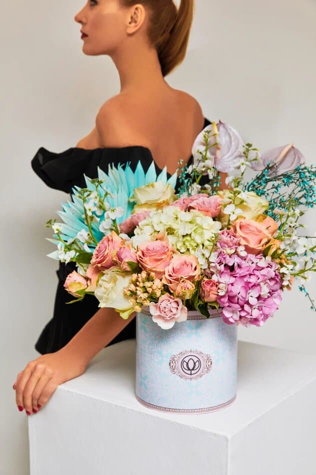 Floristas de equipe ampliam a capacidade do ateliê para casamentos e instalações maiores